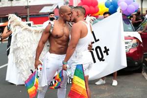 gay pride panama besito portada web